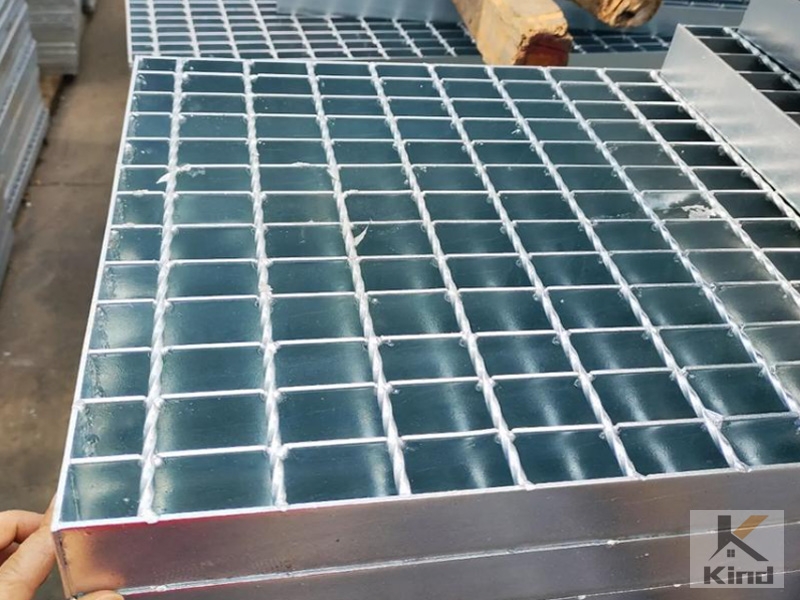 Hot dip galvanized steel grating